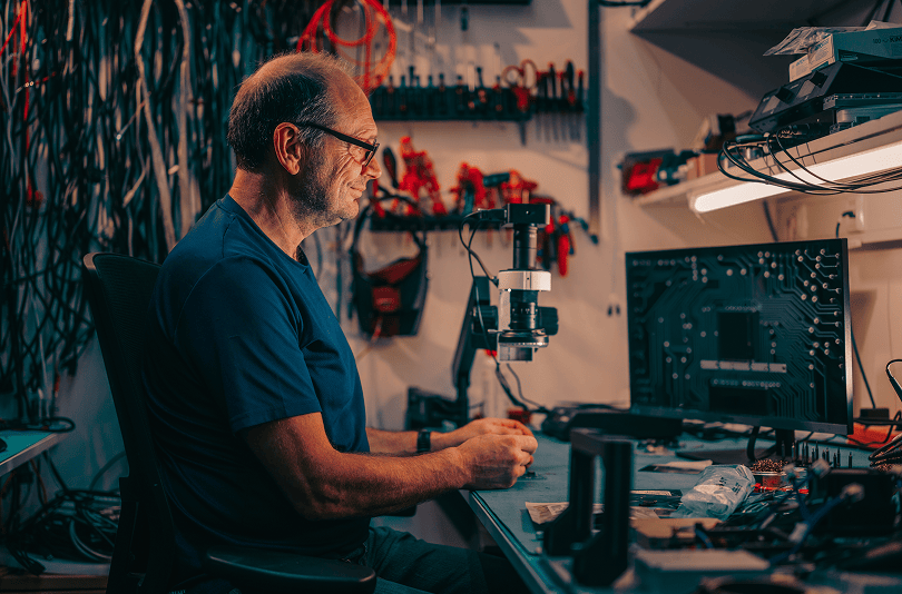 levelupgroup_a_close-up_shot_of_an_electricians_hands_and_his_f_da40d066-e16e-4b29-8c1d-638357a01c9a 1 (2)